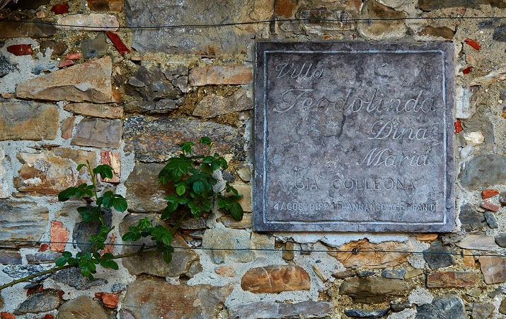 La lapide in pietra ricorda la storia di Villa Teodolinda
